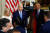 7일 (현지시간) 조 바이든 미국 대통령과 질 바이든 여사가 백악관 이스트룸에서 초상화를 공개하기 위해 버락 오바마 전 미국 대통령과 미셸 오바마 여사를 안내하고 있다. 로이터=연합뉴스
