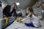 토니 블링컨(오른쪽) 미국 국무장관이 8일 우크라이나 수도 키이우를 깜짝 방문해 어린이병원을 찾아 전쟁에서 다친 아이들을 위로하고 있다. AP=연합뉴스