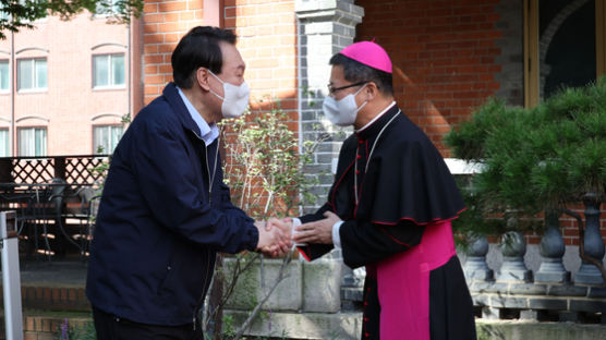 "김치찌개 괜찮죠?" 추석 첫날 명동 간 尹, 무료급식소서 배식