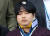 텔레그램에서 미성년자를 포함한 여성들의 성 착취물을 제작 및 유포한 혐의를 받는 '박사방' 운영자 조주빈이 지난해 3월 서울 종로구 종로경찰서 유치장에서 나와 검찰로 송치되고 있다. 뉴스1