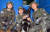 달관이가 지난 2일 육군 제32사단 기동대대 군견훈련장에서 전우들과 기념촬영을 하고 있다. 오른쪽부터 핸들러 박성호 병장, 달관이, 박상진 주임원사, 김민수 이병. 프리랜서 김성태