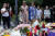 미국 워싱턴DC의 영국 대사관 앞에 여왕의 서거를 추모하는 꽃을 남기는 시민들. EPA=연합뉴스
