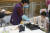 서울 송파구 한성백제박물관에서 시민들이 목판 인쇄 체험에 참여하고 있다. [사진 서울시청]