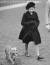 1936년 2월 26일 당시 엘리자베스 공주가 런던 하이드 파크에서 애완견을 데리고 산책을 하고 있는 모습. AP=연합뉴스