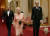 2012년 7월 29일 제임스 본드 역으로 유명한 영국 배우 대니얼 크레이그(왼쪽)가 2012 런던 올림픽 개막식에서 엘리자베스 2세(가운데) 여왕을 호위하고 있는 모습. 반려견 코기가 이를 뒤따르고 있다. AFP=연합뉴스