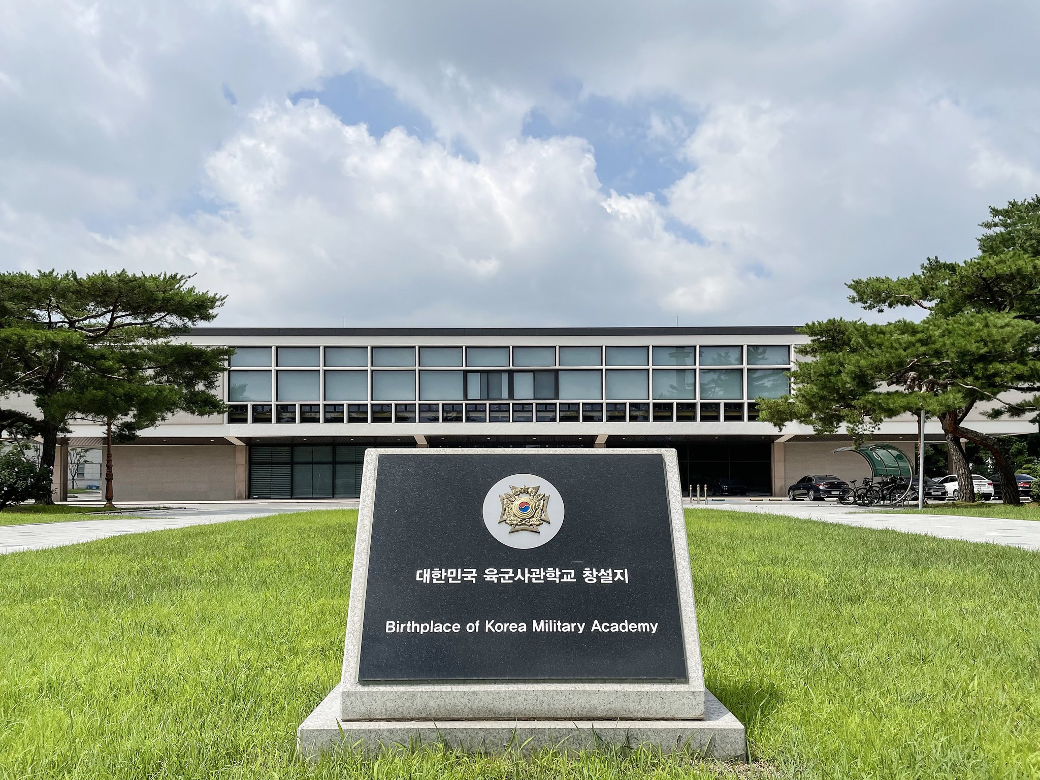 육군사관학교 생도들이 이용하는 우당도서관 앞에는 육사 창설지를 나타내는 표지석이 세워져 있다. 김상진 기자