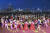 서울 중구 퇴계로 남산골한옥마을에서 열린 2018년 한가위 축제에서 참가자들이 다같이 강강술래를 하고 있다. [사진 서울시청]