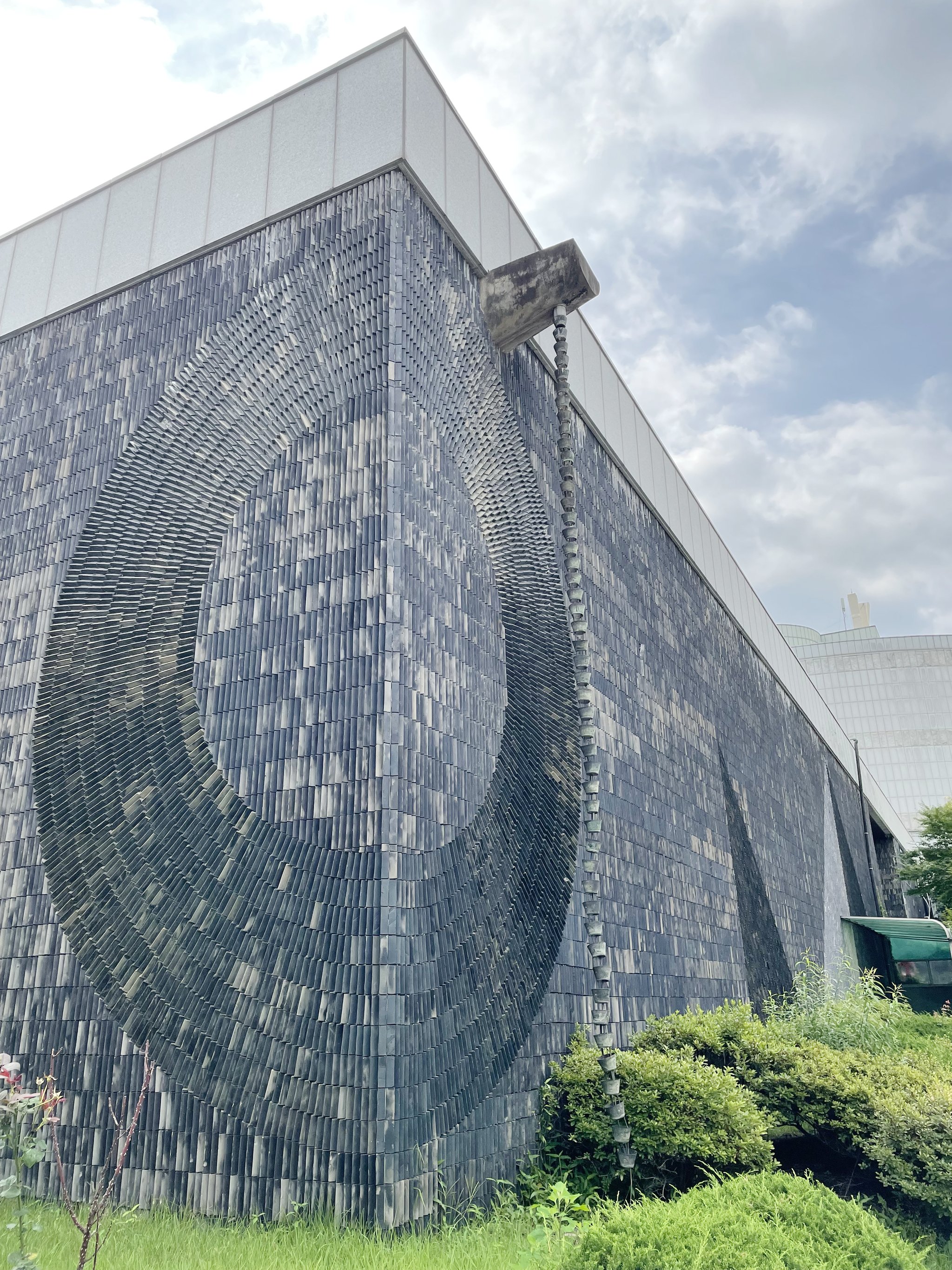김중업 건축가가 설계한 육군박물관은 1983년 완공됐다. 사무동 외벽은 기와색 삼각 벽돌로 장식됐다. 우수관처럼 보이는 것은 전통 악기인 편종의 이미지를 본뜬 것이다. 김상진 기자