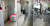 택배기사가 배송완료 후 찍은 사진(왼쪽)과 엘리베이터를 타고 택배 상자가 놓인 집 앞에 내린 고객이 택배 상자를 발로 집안에 밀어 넣는 장면. 사진 택배기사 측, 연합뉴스