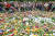 11일 영국 런던 버킹엄 궁전 옆에 있는 그린 파크에 엘리자베스 2세 여왕을 추모하기 위해 시민이 놓은 꽃들이 놓여져 있다. AFP=연합뉴스