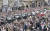 11일(현지시간) 스코틀랜드 에든버러에서 시민이 홀리루드 궁전으로 향하는 고(故) 엘리자베스 2세 여왕의 운구 행렬을 지켜보고 있다. AP=연합뉴스