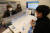 2022학년도 대학수학능력시험 성적표가 나온 지난해 12월 10일 서울 마포구 강북종로학원에서 수험생들이 선생님과 배치표를 살펴보며 상담하고 있다. 연합뉴스
