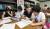부산글로벌빌리지에서 일본 중학생들이 외국인 강사들로부터 영어를 배우고 있다. 조진옥 기자