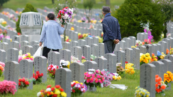 [사진] “3년 만에 보는구나” 국립묘지 찾은 참배객