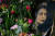 11일 영국 버킹엄 궁전 성문 밖에 놓인 꽃과 엘리자베스 2세 여왕의 초상화. AFP=연합뉴스