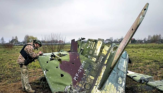 지난 4월 21일(현지시간) 한 우크라이나 병사가 추락한 수호이(Su)-25를 살피고 있다. AP=연합뉴스