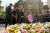 여왕의 손자인 해리 왕자와 부인 메건, 윌리엄 왕세자와 케이트 왕세자비(왼쪽부터)가 10일 윈저성에서 시민들이 놓은 추모 화환을 살펴보고 있다. [AP=연합뉴스]