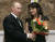 2008년 2월 27일 블라디미르 푸틴 러시아 대통령(왼쪽)이 안나 네트렙코에게 국민훈장을 수여하고 있다. AP=연합뉴스