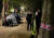 영국 런던 경찰이 13일 버킹엄궁 근처에 텐트를 친 사람과 대화하고 있다. 로이터=연합뉴스