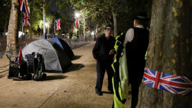 14일 '여왕 시신' 공개…버킹엄궁 앞 텐트 치고 밤새는 시민들