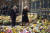 찰스 3세 영국 국왕과 커밀라 왕비가 힐스브러성에서 여왕의 죽음을 애도하는 꽃다발 사이를 거닐고 있다. AP=연합뉴스