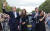 지난 10일 윈저성 앞에서 영국의 윌리엄 왕세자와 해리 왕자 부부가 시민들에게 인사하고 있다. 로이터=연합뉴스