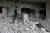 12일 하르키우주 마을에 파괴된 건물에서 한 주민이 물건을 옮기고 있다. AFP=연합뉴스 