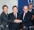 1997년 12월 3일 당시 미셸 캉드쉬 IMF 총재(오른쪽)와 임창열 부총리(가운데), 이경식 한국은행 총재가 구제금융 협상을 타결한 뒤 손을 맞잡고 있다. 중앙DB