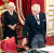  찰스 3세가 지난 10일(현지시간) 즉위식에서 책상 위에 놓인 물건을 치우라며 손짓하고 있는 모습. 트위터 @BBCLauraKT 캡처