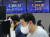 인플레 공포에 미국 증시가 폭락한 14일 서울 중구 하나은행 딜링룸에 원·달러 환율 및 코스피가 표시돼 있다. 연합뉴스