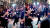  13일(현지시간) 배우 오영수(78)가 미국 로스앤젤레스(LA) 마이크로소프트시어터에서 열린 제74회 에미상 시상식 이후 열린 애프터파티에서 화려한 춤사위를 선보였다. 사진 미나 해리스 작가 트위터 캡처
