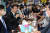 더불어민주당 이재명 대표가 2일 오후 광주 서구 양동시장을 방문, 상인들과 오찬 간담회를 하고 있다. 연합뉴스