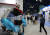 15일 서울 강남구 삼성동 코엑스에서 열린 '대한민국 4차산업혁명 페스티벌'에서 방문객들이 참가업체 제품을 체험하고 있다. 뉴스1