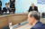 지난해 7월 영국 콘월에서 열린 G7 정상회의에 참석한 문재인 대통령과 스가 요시히데(오른쪽) 일본 총리. 당시 양국 정상은 같은 장소에 머물면서도 끝내 별도의 정상회담은 개최하지 않았다. [연합뉴스]