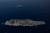 미국 7함대 소속 핵추진 항공모함인 로널드 레이건함(CVN 76ㆍ아래)이 다음주 부산에 입항한다. 이후 해군과 동해 공해상에서 연합훈련도 가질 계획이다. 사진은 레이건함이 일본 해상자위대의 이지스 구축함인 묘코함(DDG-175)과 지난 2019년 8월 필리핀해에서 연합훈련을 하는 모습. 사진 미 해군