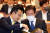 이재명 더불어민주당 대표(오른쪽)와 박성준 의원. 김성룡 기자
