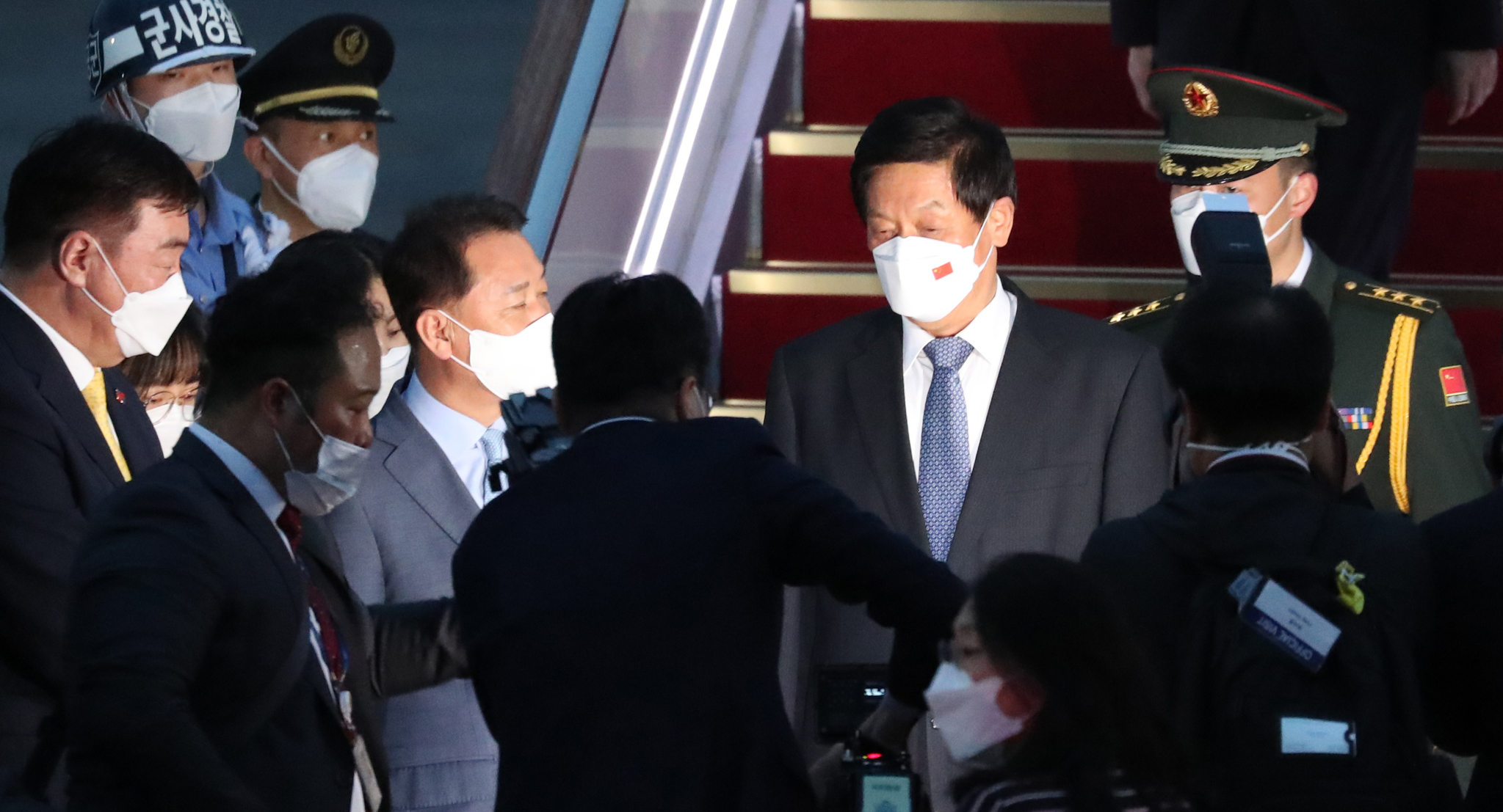 중국 공산당 서열 3위인 리잔수 전국인민대표대회(전인대) 상무위원장이 15일 오후 서울공항에 도착하고 있다. 중국 상무위원장 방한은 2015년 장더장 전 상무위원장 이후 7년 만이다. 국회사진기자단