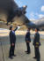 신범철 국방부 차관(왼쪽)이 15일(현지시간) 미국 메릴랜드주에 위치한 앤드루스 합동기지를 방문, B-52 전략폭격기 동체에서 전술핵탄두를 탑재할 수 있는 부분을 확인하고 있다. 사진 국방부