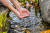 삼성전자 직원이 화성 사업장 ‘그린센터(폐수처리시설)’에서 정화시킨 물로 조성한 연못에 손을 담그고 있다. 사진 삼성전자