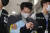 서울지하철 2호선 신당역에서 여성 역무원을 살해한 혐의로 체포된 남성 A씨(31)가 16일 오후 영장실질심사를 받기 위해 서울남대문경찰서에서 호송차량으로 이동하고 있다.뉴스1