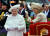 고 엘리자베스 2세(왼쪽) 영국 여왕이 지난 2012년 6월 런던 템스강에서 열린 여왕의 즉위 60주년 기념행사에서 커밀라 왕비와 웃고 있다. AP=연합뉴스