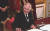 찰스 3세 국왕이 지난 10일 런던 세인트 제임스궁에서 치른 즉위식에서 선언문에 서명할 때 탁자 위의 펜이 문제를 일으키자 보좌진에게 치우라고 손짓하며 언짢은 내색을 보이고 있다. JTBC캡처 