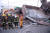 대만 화롄시 위리 지역의 붕괴된 건물에서 소방관들이 구조 작업을 진행하고 있다. AP=연합뉴스