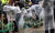 태풍 '힌남노'가 북상 중인 지난 5일 경남 창원시 마산합포구 구항배수펌프장에서 시민이 모래주머니를 제작하거나 챙기고 있다. 연합뉴스