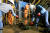 최정우 포스코그룹 회장(오른쪽)이 지난 17일 침수 피해를 입은 경북 포항시 포항제철소 압연 지역 지하에서 직원들과 함께 토사를 제거하고 있다. 사진 포스코