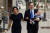 피에르 푸알리에브르 캐나당 보수당 대표(가운데)가 12일(현지시간) 아들을 안고 아내(왼쪽)와 길을 걷고 있다. AFP=연합뉴스