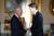 찰스 3세 영국 국왕(왼쪽)에 17일 쥐스탱 트뤼도 캐나다 총리가 위로의 말을 건네고 있다. 로이터=연합뉴스 