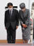 일본의 나루히토 일왕과 마사코 왕비가 17일 런던으로 출발하기 전에 인사하고 있다. AFP=연합뉴스 