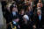 이날 여왕의 관에 참배하려는 쥐스탱 트뤼도 캐나다 총리(왼쪽)와 부인인 소피 여사. [AP=연합뉴스]