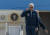 조 바이든 미국 대통령이 지난 17일 미국 앤드루스 공군기지에서 영국 엘리자베스 2세 여왕 장례식에 참석하기 위해 에어포스원에 탑승하기 전 경례를 하고 있다. AP=연합뉴스